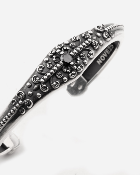 BRACCIALE RIGIDO GOTICO ALMA IN ARGENTO CON PIETRA NERA