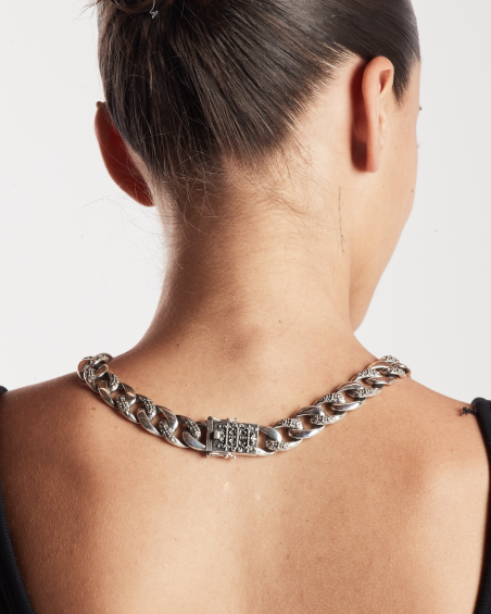 COLLAR GRUMETTE CON TEXTURE GÓTICA ALTERNA SUERTE DE PLATA