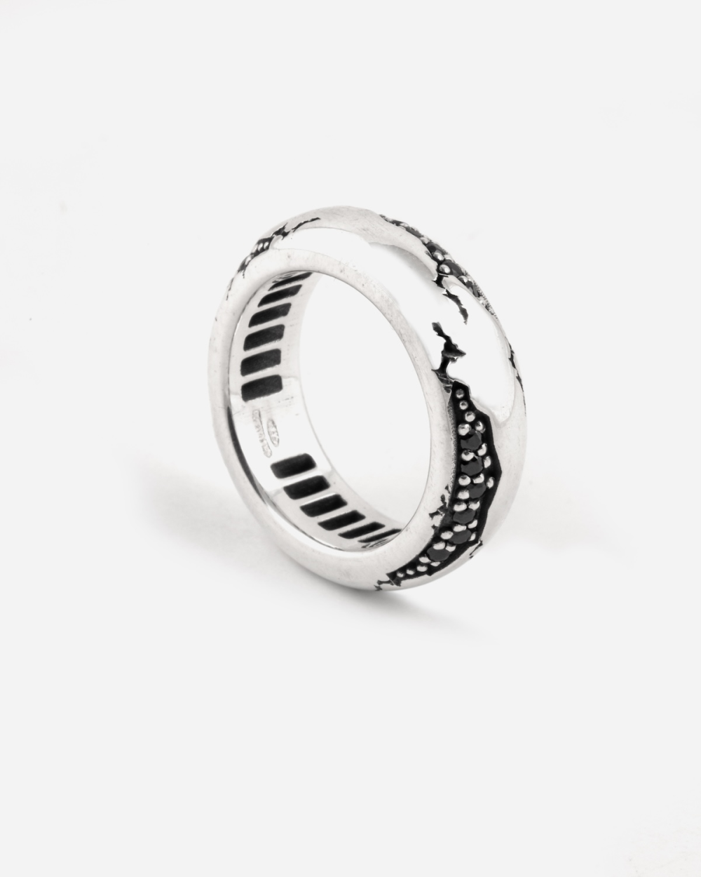 MATERIC BOLD RING WITH BLACK STONES
