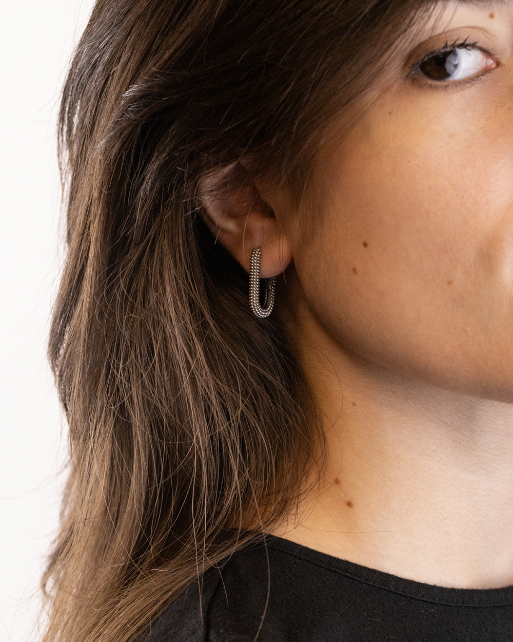 DOTTED OVAL EARRING WITH SNAP CLOSURE