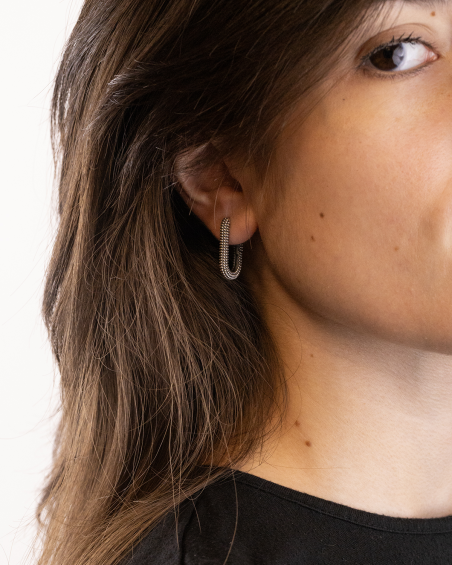 DOTTED OVAL EARRING WITH SNAP CLOSURE